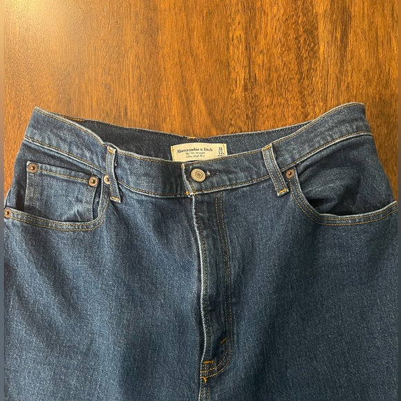 Women’s Abercrombie & Fitch Straight High Rise 90’s style jeans - Picture 2 of 3